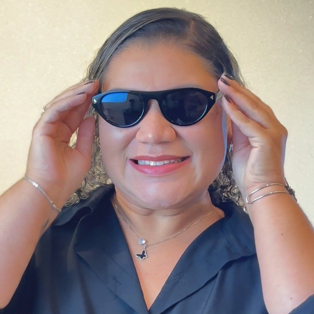 Óculos Lumina Noir no rosto