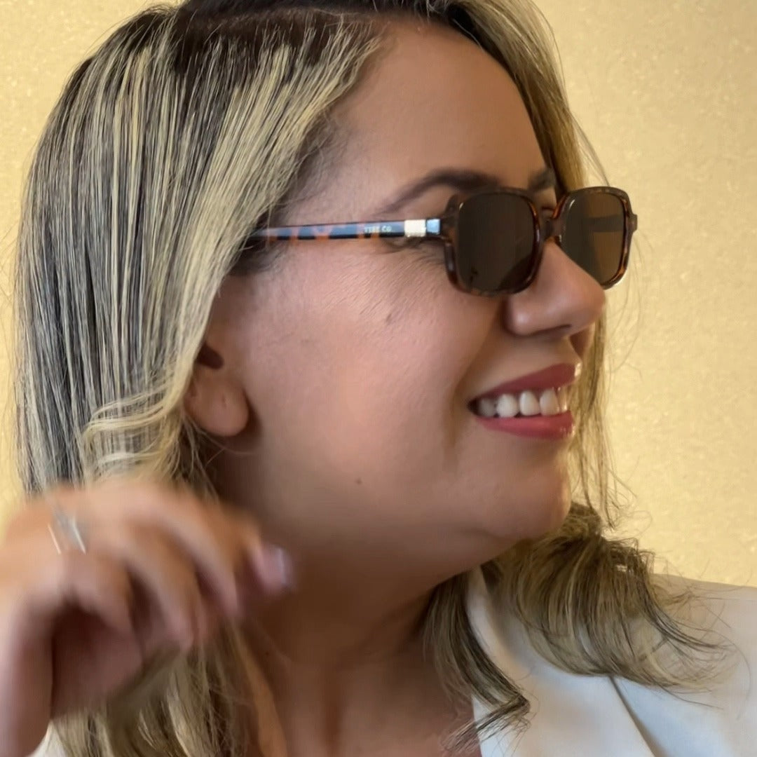 Óculos Aura Amber Brown no rosto