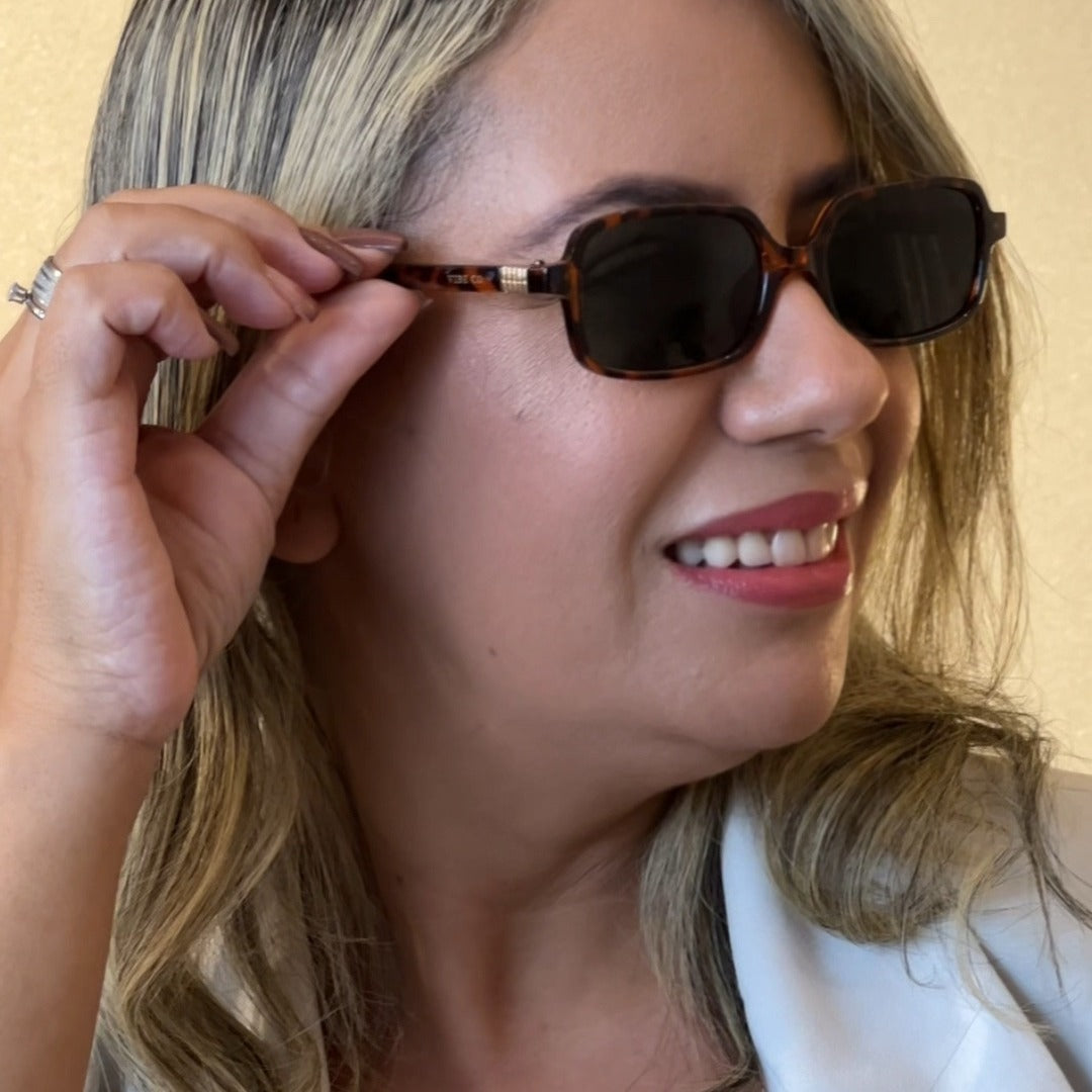 Óculos Aura Classic Tortoise no rosto