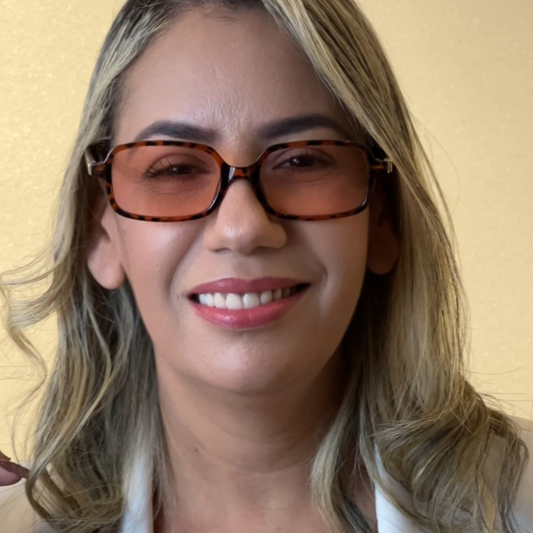 Óculos Aura Rose Sunset no rosto